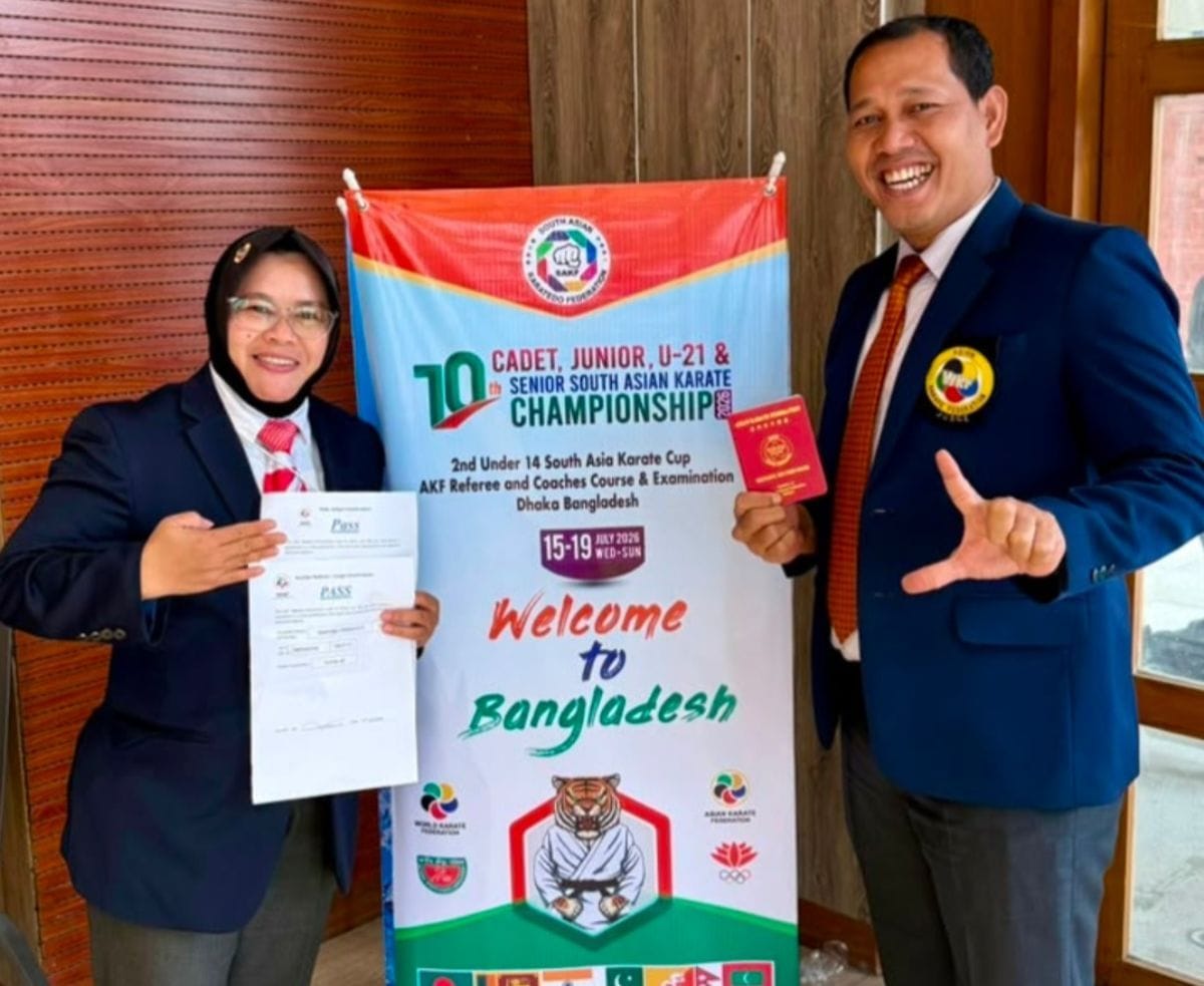 Martinel Prihastuti (kiri) dan Dr. Septri saat ini memimpin pertandingan  10th South Asian Karate Championship dan 2nd Under-14 South Asia Karate Cup di Dhaka, Bangladesh. (Foto istimewa)